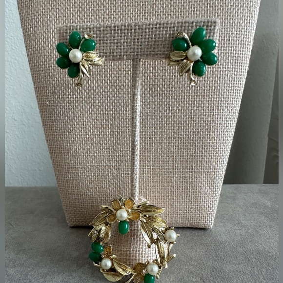 Christmas wreath pin and matching clip earrings - Picture 2 of 10